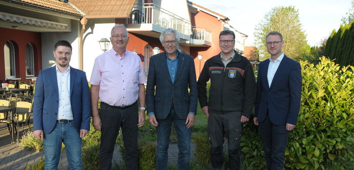 Nach der Ergänzungswahlen: Projektleiter Johannes Euler, Ronny Mohr, Lorenz Kock, Hendrik Hochhaus und Landrat Dr. Jens Mischak