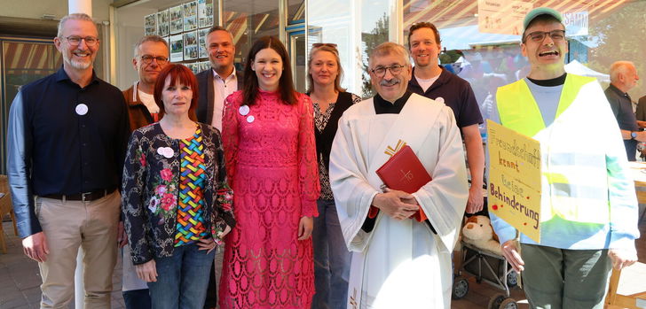 Von links: Andree Literski (antonius), Frank Walter, Adelheid Eurich (Verein), Bürgermeister Peter Klug, Elena Post-Reus (Vorsitzende), Andrea Melzer (antonius), Diakon Michael Friedrich, Christian Bornträger und Messdiener Johannes.