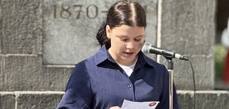 Leni Klingler, Vorsitzende des Stadtjugendparlaments, betonte die Bedeutung des kollektiven Gedächtnisses: