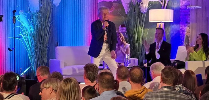 G.G. Anderson begeistert das Hotel Milseburg bei der Eichenzeller Inklusionsshow