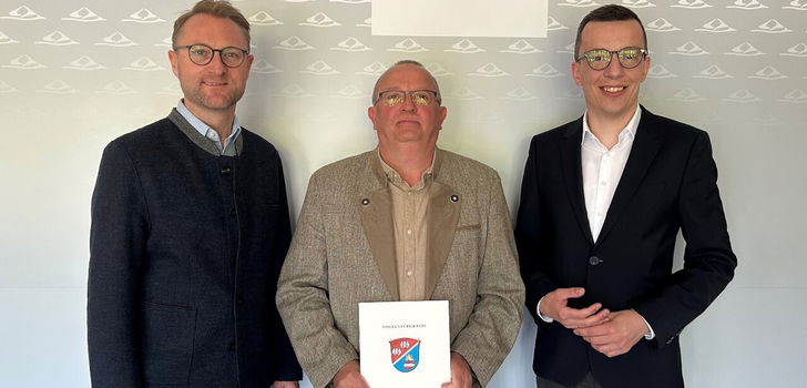 Landrat Dr. Jens Mischak (links) und Erster Kreisbeigeordneter Patrick Krug (rechts) gratulieren Klaus Weitzel zum 40-jährigen Dienstjubiläum.