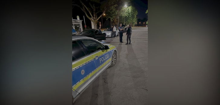 Hinweis: Das beigefügte Bild zeigt eine Kontrollsituation an dem Abend auf dem
Park- und Ride-Parkplatz an der Hochstädter Landstraße, einem beliebten Treffpunkt der Fahrzeug-Enthusiasten