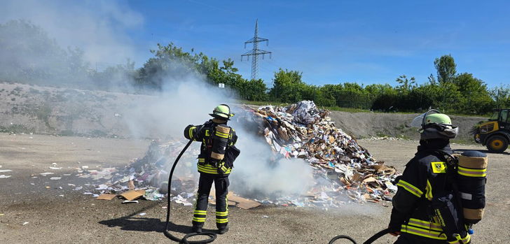 Alarm für die Feuerwehr in Gelnhausen (Main-Kinzig-Kreis): Am Montag wurden die Kameraden zu einem Lkw-Brand in der Deponiestraße im Stadtteil Hailer alarmiert.