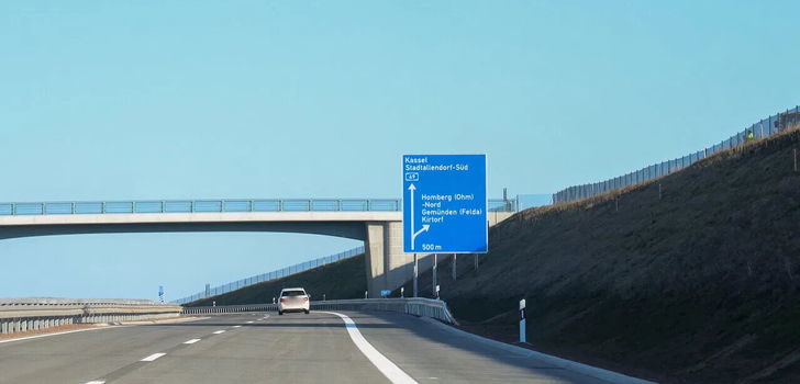 Mehreren Personen wird vorgeworfen, Steine und Leitpfosten von einer Brücke bei Stadtallendorf (Landkreis Marburg-Biedenkopf) geworfen zu haben.