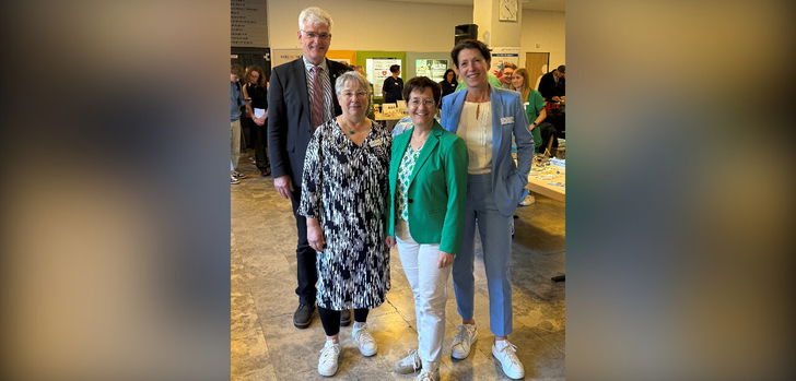 Anerkennung und hohes Interesse an den vielen Ausprägungen des Pflegeberufes: v.l.n.r. Landrat Torsten Warnecke, Oberin Birgit Plaschke, Bürgermeisterin Anke Hofmann und Geschäftsführerin Katja Bittner