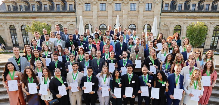 Am 30. April 2025 fand in der historischen Orangerie des Maritim Hotels in Fulda die feierliche Verabschiedung der Bachelor- und Masterabsolventinnen und Absolventen des Fachbereichs Wirtschaft der Hochschule Fulda statt.