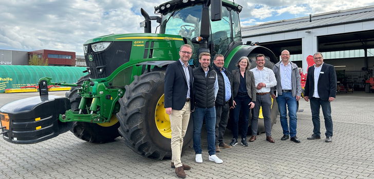 Firmenbesuch bei Wagener Landtechnik in Angersbach: Landrat Dr. Jens Mischak (von links) gemeinsam mit den Geschäftsführern Philipp und Hermann Wagener, Andrea Ortstadt von der Wirtschaftsförderung des Vogelsbergkreises, Christian Schraps, Kundendienstleiter Aftermarket und Customer Support bei Hermann Wagener Landtechnik, Dr. Olaf Dahlmann, Bürgermeister der Gemeinde Wartenberg sowie Jens Pietsch vom Arbeitgeberservice der KVA des Vogelsbergkreises, am Standort in Angersbach.