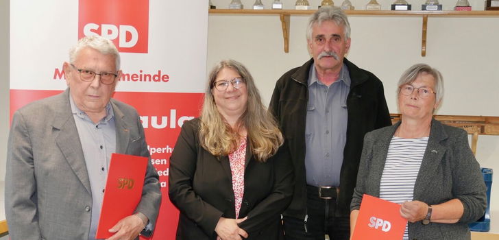 Im Bild von links: Helmut Opfer (65 Jahre treu zur SPD - ein echtes Urgestein), MdL Tanja Hartgegen, Walter Freund (der rote Faden in Niederaula) und Gerda Stock (25 Jahre sozialdemokratisch auf Kurs).