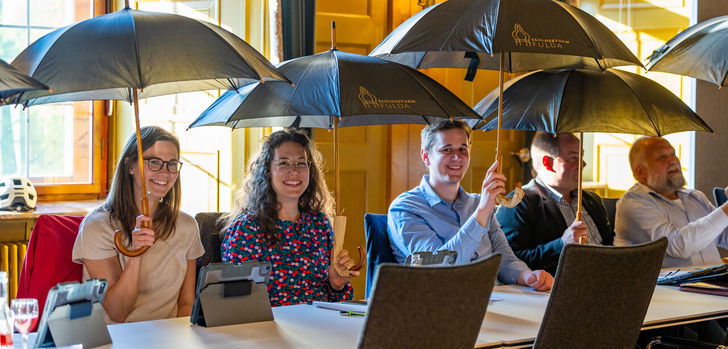 Bei der Bauausschuss-Sitzung am Dienstagabend im Fuldaer Stadtschloss wurden die Regenschirme ausgepackt