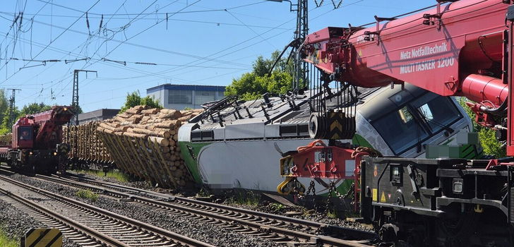 Die Bergungsarbeiten nahe dem Bahnhof von Borken im Schwalm-Eder-Kreis sind in vollem Gange.