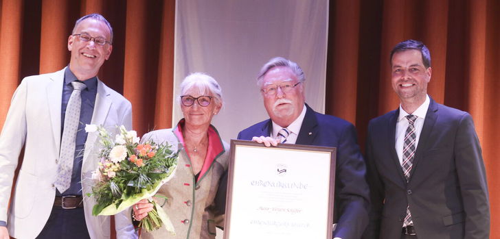 Der Stadtverordnetenvorsteher Jürgen Dickert, Gudrun Schäfer, Ehrenbürgermeister Hans-Jürgen Schäfer und Bürgermeister Heiko Siemon (von links)