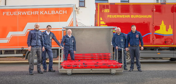 Benjamin Brähler (Wehrführer Kalbach-Mittelkalbach, von links), Kreisbrandinspektor Adrian Vogler, Steffen Hohmann (Landkreis Fulda, Fachdienst Gefahrenabwehr), Christian Sippel (2. Stellvertretender Gemeindebrandinspektor Burghaun) und Daniel Alt (Gemeindebrandinspektor Kalbach) mit dem neuen Rüstsatz "Bahn"