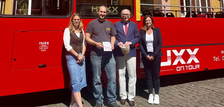Nach der erfolgten Verlosung vor dem Cabrio-Bus - von links Silke Kraft (pädagogische Sachgebietsleitung), Matthias Schäfer (HUXX),
Rainer-Hans Vollmöller (Bürgermeister), Michaela Caspar-Merle
(Fachbereichsleiterin Kinder- und Jugendhilfe)