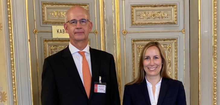Dr. Wilhelm Wolf bei der Wahl im Jahr 2022 zum neuen Präsidenten des Hessischen Staatsgerichtshofes, Landtagspräsidentin Astrid Wallmann gratuliert
