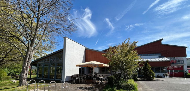 Außenansicht des "Klosterbrunnens" am Petersberg: Links Wintergarten, rechts Gaststätte, Vereinsraum und Freiwillige Feuerwehr