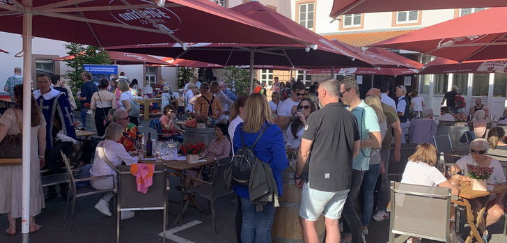Gutes tun mit Genuss: Der Rotary Club Rhön verbindet Weinfreude mit sozialem Engagement.