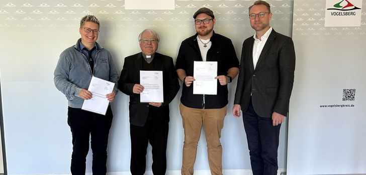 Landrat Dr. Jens Mischak (rechts) überreichte OVAG-Spenden in Höhe von insgesamt 7.000 Euro an Niclas Rajewski vom katholischen Kirchenmusikverein Ruhlkirchen, Pfarrer Jozef Madloch von der katholische Kirchengemeinde Heilige Drei Könige am Vogelsberg in Alsfeld sowie Beatrice Anlauff vom Kulturverein Hopfgarten (von rechts). Durch die Gelder werden ein Wasserspiel, die Sanierung einer Orgel und die Anschaffung eines neuen Pelletofens unterstützt.