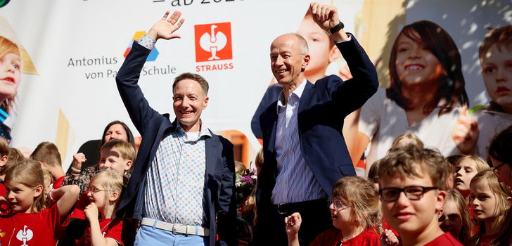 Der hessische Kultusminister Armin Schwarz und Steffen Strauss freuen sich über den Anbau der Fuldaer Antonius von Padua Schule