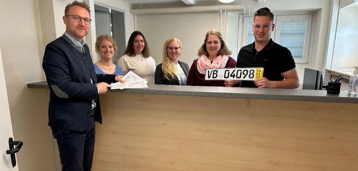 Landrat Dr. Jens Mischak (von links) gemeinsam mit Luisa-Marie Schübeler, Jessica Scholtes, Katharina Lichtenberg, Laura Rose und Jannik Schneeberger, allesamt vom Amt für Ordnungs- und Straßenverkehrsangelegenheiten, am neuen Serviceschalter im Untergeschoss der Verkehrsbehörde in der Bahnhofstraße 79 in Lauterbach.