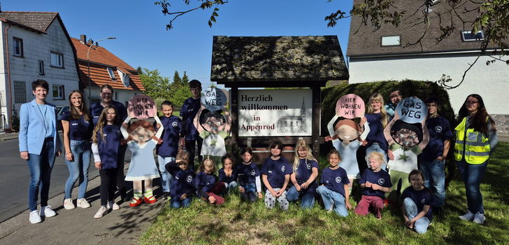 Bürgermeisterin Ried (li) und Lara Weigl vom Ordnungsamt der Stadt (re) mit den Walfisch-Kids in Appenrod