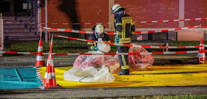 Rettungsdienst und Feuerwehr sind am Freitagabend im Erlenbad in Alsfeld im Einsatz