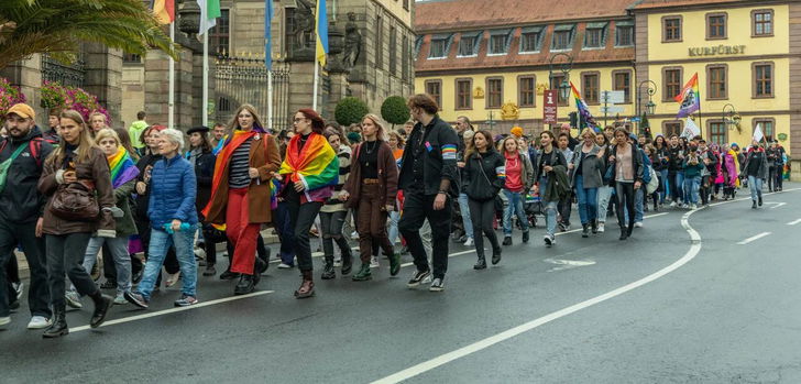Hessische Polizei zeigt Flagge: Ansprechpersonen begleiten queere Bürger.