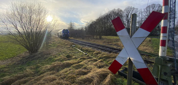 Gegen 12 Uhr kam es am Bahnübergang Seligenstädter Straße/Waldhofstraße zu einem Zusammenstoß zwischen einer S-Bahn und zwei Personen.