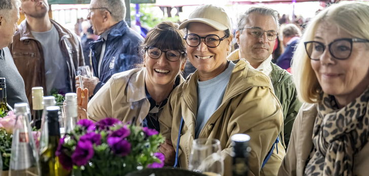 Sonnenschein, ein Gläschen Wein und schönster Ausblick. Das Weinfest auf dem Fuldaer Frauenberg ist jedes Jahr wieder ein Menschen-Magnet.