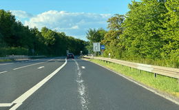 Haben Sie es schon bemerkt? Weiße Farbspur auf der B27 verteilt