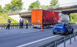 Einsatz auf der B27: Lkw mit zwei geplatzten Reifen verursacht Qualm