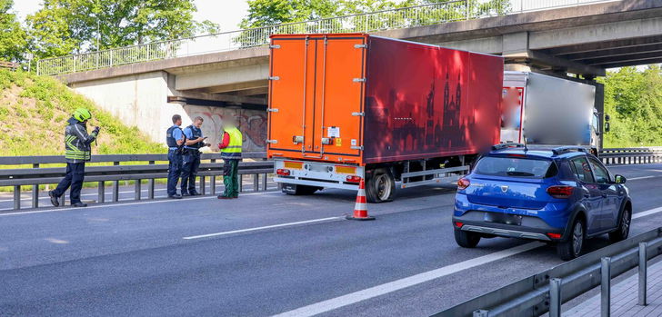 Am Dienstagvormittag verursachte ein Lkw einen Einsatz: Dem Fahrzeug sind zwei Reifen geplatzt.