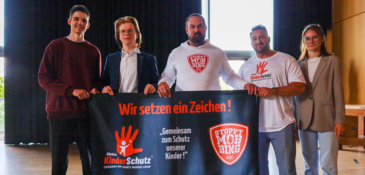 v. l.: Sebastian Beck (Kreisschulsprecher), Leon Fichtner (stellvertretender Landesschülerratsdeligierter), Carsten Stahl (Gründer Bündnis Kinderschutz), Michael Blum (Gründungsmitglied Bündnis Kinderschutz) und Selina Behling (Kreisschulsprecherin)