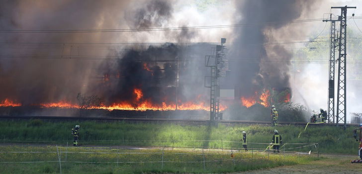 Am Donnerstagnachmittag, dem 8. Mai 2025, kam es auf dem Gelände der Firma Weisgerber in der Industriestraße in Wächtersbach zu einem schweren Brandereignis.