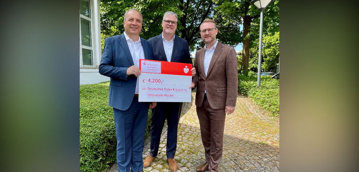 Landrat Dr. Jens Mischak und stellvertretender Vorstandsmitglied der Sparkasse Oberhessen Michael Rüb übergaben Matthias Weitzel, Vorsitzender des DRK-Ortsverein Mücke die Förderzusage in Höhe von 4.200 Euro für die Erweiterung ihrer Rettungsdrohne.