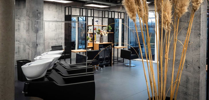 Moderne Einrichtung, tolles Team, familiäre Atmosphäre bei hoher Professionalität – die Cutting Crew braucht dich im Styling-Team!