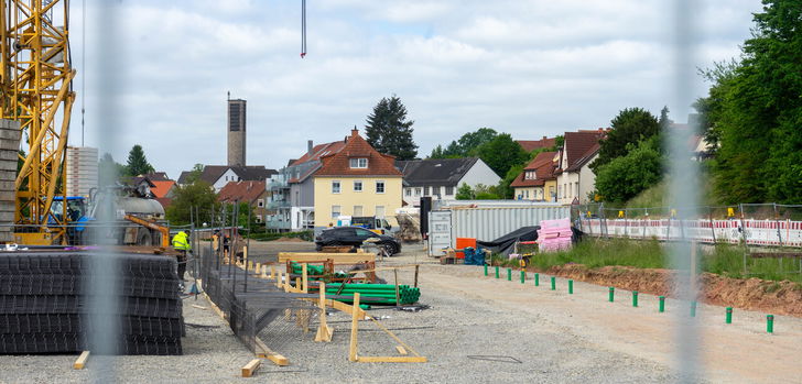 An der Fuldaer Straße in Neuhof (Landkreis Fulda) laufen die Bauarbeiten auf Hochtouren: Ein neues Fachmarktzentrum soll hier entstehen.
