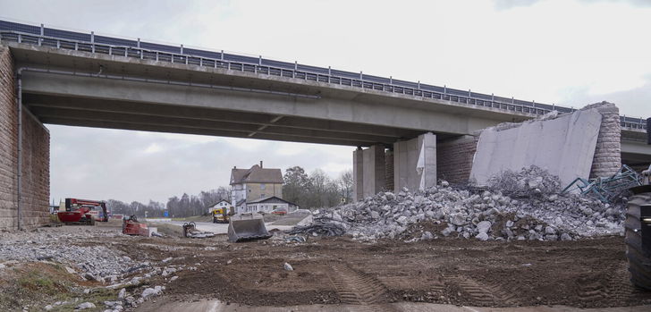 Die Brücke, die über die B62, Bahnstrecke und Wirtschaftsweg der Süd-Fahrbahn der A7 bei Niederaula verläuft, wurde im Februar abgerissen.