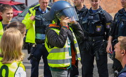 Junge Verkehrshüter sorgen für Sicherheit vor ihrer Schule