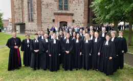 Ordinationsgottesdienst: Landeskirche freut sich über 19 neue Pfarrpersonen