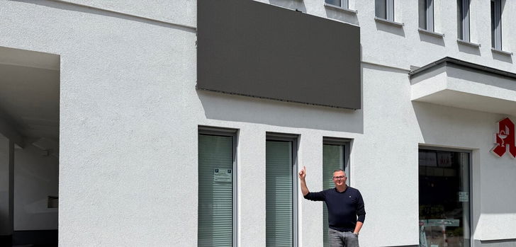 Uli Ebert und die LED-Werbetafel, die ihm ein Bußgeld von 1.500 Euro der Stadt Hünfeld einbrachte