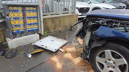 Auf der B27: Auto kracht gegen Stromkasten - Zwei Kinder leicht verletzt
