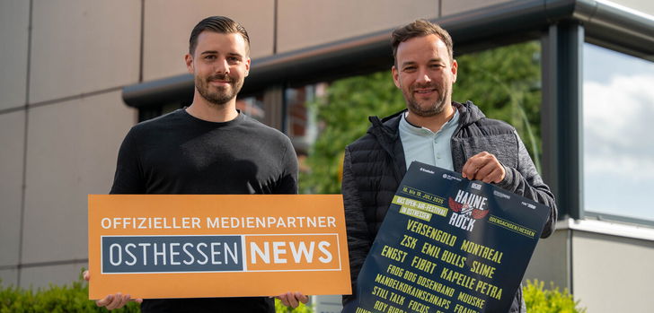Medienpartnerschaft fortgesetzt: Sascha Ruppert vom Haune-Rock-Team (rechts) und Jan-Niklas Jordan, Vertriebsleiter von Medienkontor Fulda