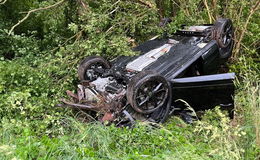 VW prallt nach kurzer "Flugphase" gegen Baum: 31-Jähriger leicht verletzt