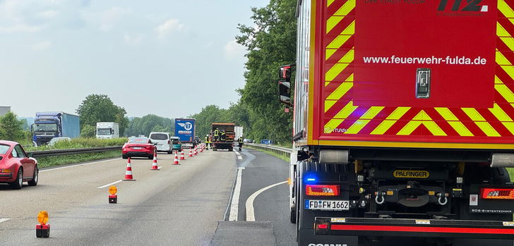 Ein Metallteil wurde am frühen Montagabend einem Lkw-Fahrer auf der A7 bei Petersberg (Landkreis Fulda) zum Verhängnis. Es riss ihm den Tank auf.