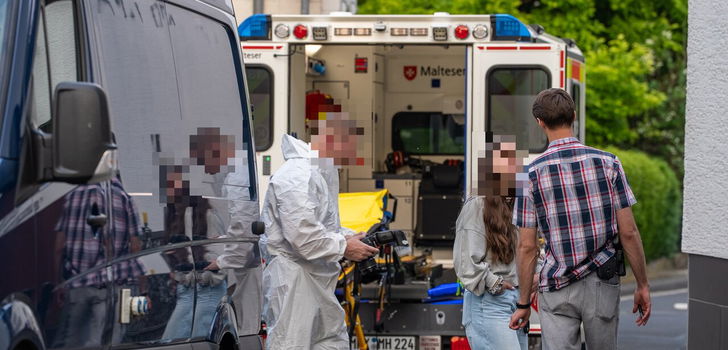 Retter begannen umgehend mit der Reanimation, dennoch verstarb sie wenig später im Krankenwagen. Jetzt ermittelt die Polizei wegen des Verdachts eines Tötungsdelikts.