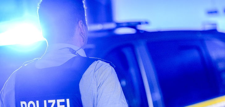 Ein älterer Mann wird Opfer eines Raubüberfalls in Künzell: Zwei maskierte Männer drangen in die Wohnung im Ortsteil Dirlos ein.