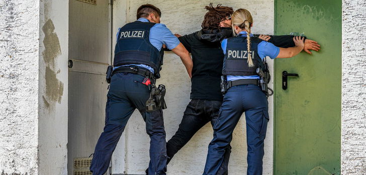 Die Polizei hat am Montagmorgen an einer Schule im "Alten Rückinger Weg" in Hanau einen Mann (41) vorläufig festgenommen, gegen den nun ein Strafverfahren läuft, unter anderem wegen Verdachts der Bedrohung sowie Widerstands gegen Vollstreckungsbeamte.