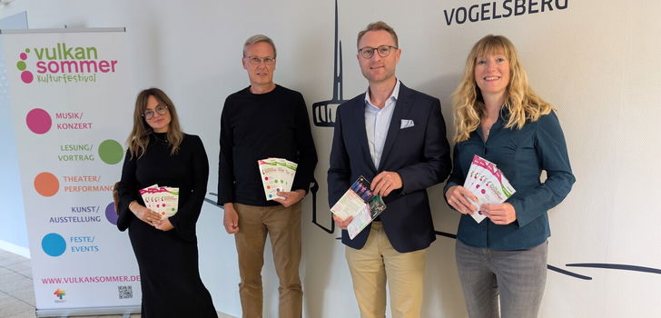 Landrat Dr. Jens Mischak (Zweiter von rechts), 1. Vorsitzender des Vereins Kulturförderung Vogelsberg, und Carolin Henningsen (von rechts), Geschäftsführerin des Vereins, präsentieren gemeinsam mit Thorsten Kahabka, CEO von team digital, und Katharina Garbala von Linus Wittich Medien KG das Vulkansommerprogramm. Die beiden Sponsoren und Partner haben bei der Erstellung und dem Layout des Programmhefts sowie bei der Darstellung auf der Webseite großzügig unterstützt.