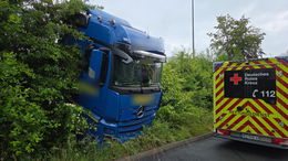 Unfall in Obergeis: Lkw durchbricht Zaun und kracht Böschung hinab
