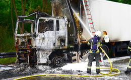 Flammen auf der A7: Feuerwehr kämpft gegen brennende Zugmaschine